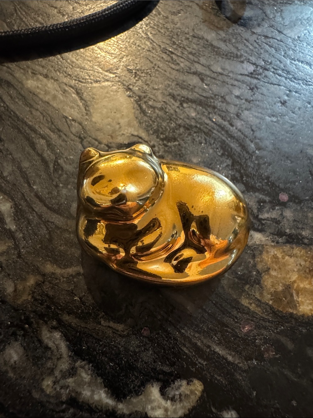 Vintage gold toned sleeping cat bead